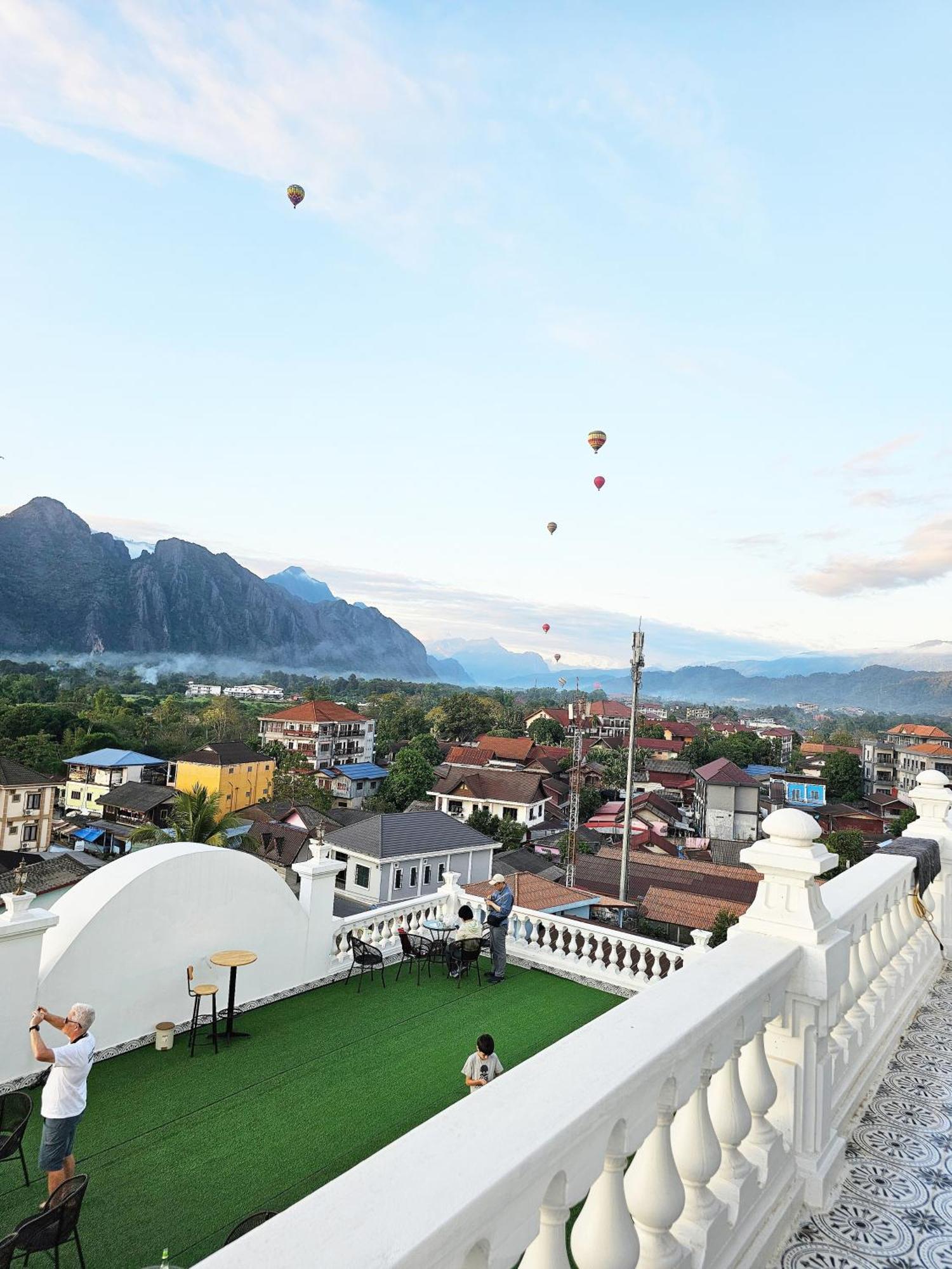 Sky Hotel Vang Vieng Exterior photo